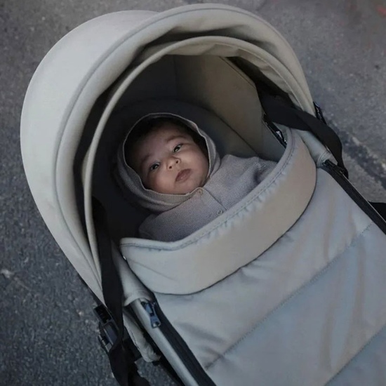 Коляска 2 в 1 Stokke YoYo³ Bassinet Taupe белая рама - 4